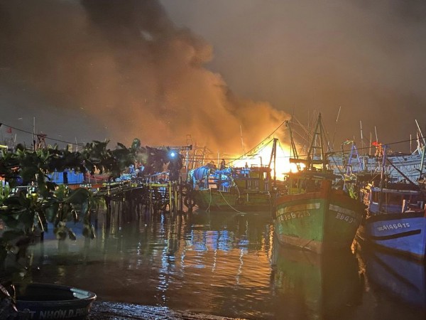 Đà Nẵng: Cháy 3 tàu cá của ngư dân Quảng Ngãi đậu ở âu thuyền Thọ Quang
