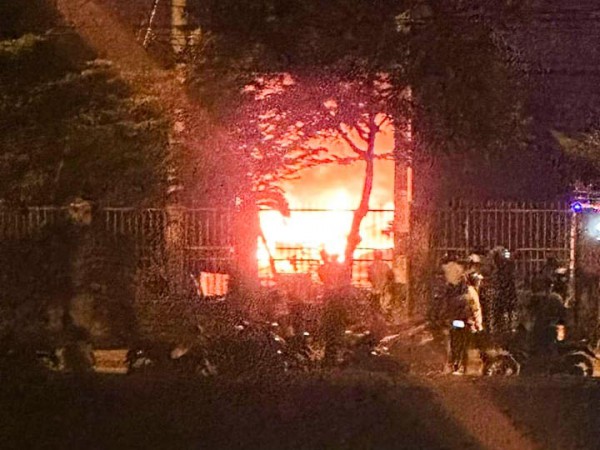 Đà Nẵng: Cháy lớn ở khu công nghiệp Hòa Khánh