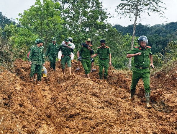 Đà Nẵng: Công an, biên phòng vượt đèo sạt lở đưa 4 người dân đi cấp cứu