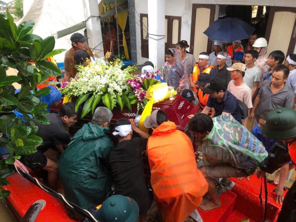 Đà Nẵng: Gia đình cầu cứu, bộ đội vượt lũ giúp an táng cụ bà 106 tuổi