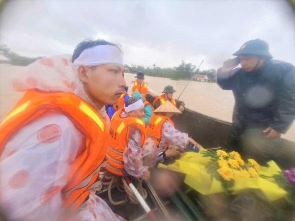 Đà Nẵng: Gia đình cầu cứu, bộ đội vượt lũ giúp an táng cụ bà 106 tuổi