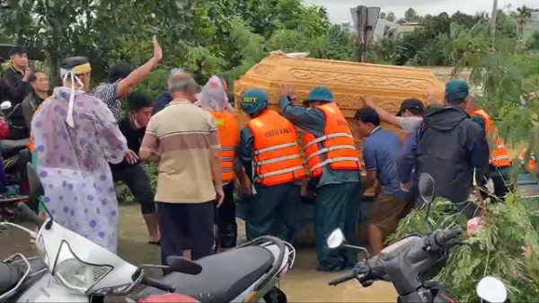 Đà Nẵng: Gia đình cầu cứu, bộ đội vượt lũ giúp an táng cụ bà 106 tuổi