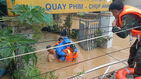 Đà Nẵng: Gia đình cầu cứu, bộ đội vượt lũ giúp an táng cụ bà 106 tuổi
