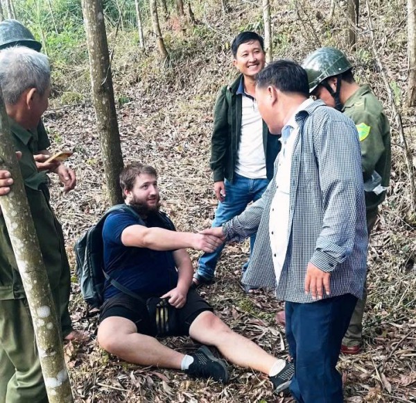 Đà Nẵng: Hàng chục người băng rừng giải cứu du khách Đức gặp nạn trên núi