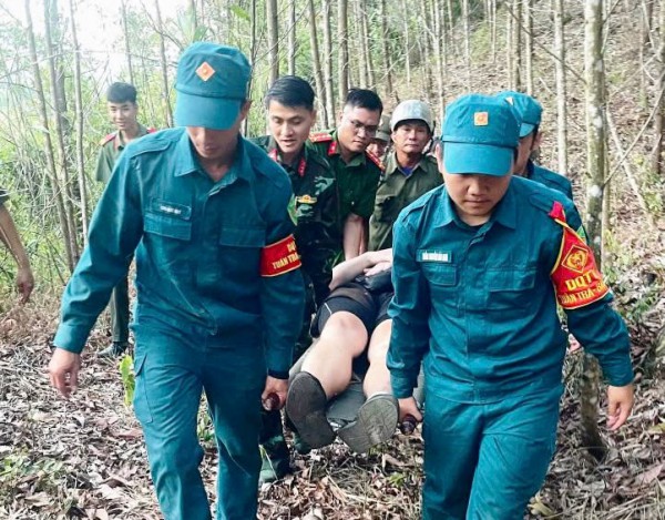 Đà Nẵng: Hàng chục người băng rừng giải cứu du khách Đức gặp nạn trên núi