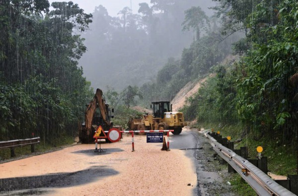 Đà Nẵng: Hàng ngàn người dân bị cô lập, loạt thủy điện tăng lưu lượng xả tràn Đà Nẵng: Hàng ngàn người dân bị cô lập, loạt thủy điện tăng lưu lượng xả tràn