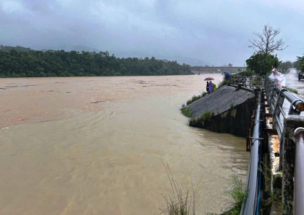 Đà Nẵng: Hàng ngàn người dân bị cô lập, loạt thủy điện tăng lưu lượng xả tràn Đà Nẵng: Hàng ngàn người dân bị cô lập, loạt thủy điện tăng lưu lượng xả tràn