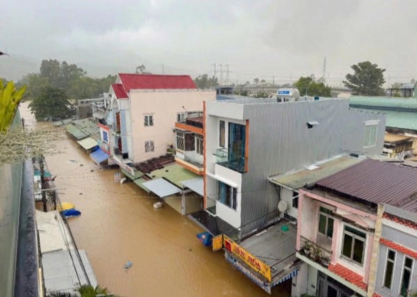 Đà Nẵng: Hàng nghìn hộ dân rốn lũ Thượng Đức đang bị cô lập Đà Nẵng: Hàng nghìn hộ dân rốn lũ Thượng Đức đang bị cô lập