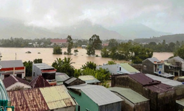 Đà Nẵng: Hàng nghìn hộ dân rốn lũ Thượng Đức đang bị cô lập Đà Nẵng: Hàng nghìn hộ dân rốn lũ Thượng Đức đang bị cô lập