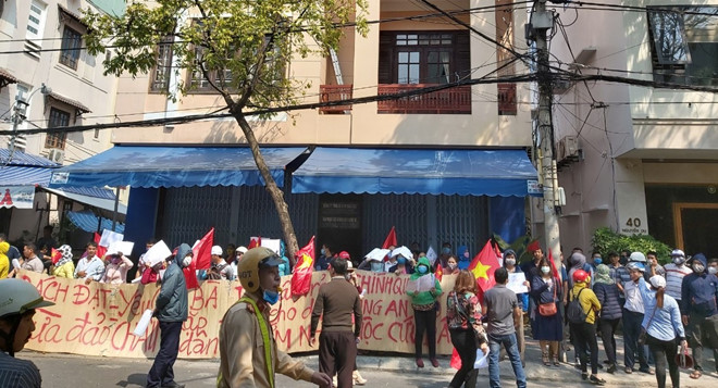 Đà Nẵng: Hàng trăm người dân lại vây trụ sở Bách Đạt An