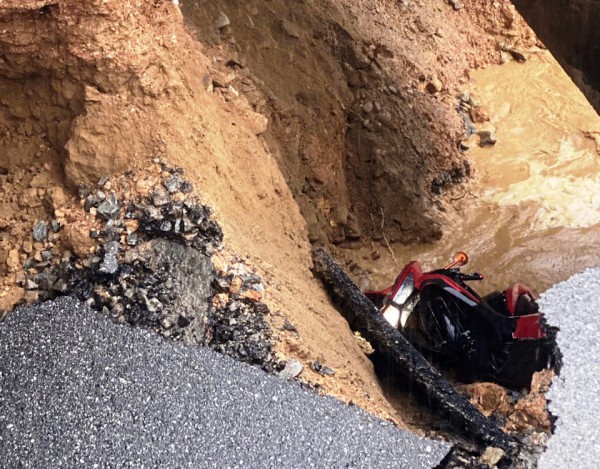 Đà Nẵng: 'Hố tử thần' xuất hiện trên cầu Ca Da sau mưa lớn Đà Nẵng: 'Hố tử thần' xuất hiện trên cầu Ca Da sau mưa lớn
