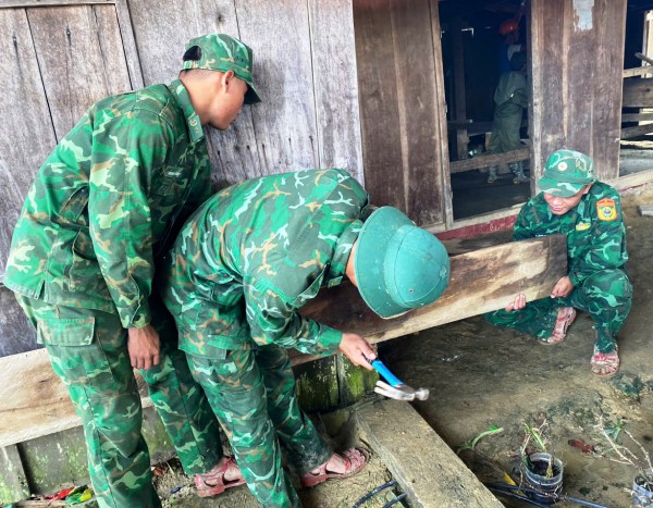Đà Nẵng: Lính biên phòng hợp sức khiêng 6 nhà dân chuyển khỏi vùng sạt lở Đà Nẵng: Lính biên phòng hợp sức khiêng 6 nhà dân chuyển khỏi vùng sạt lở