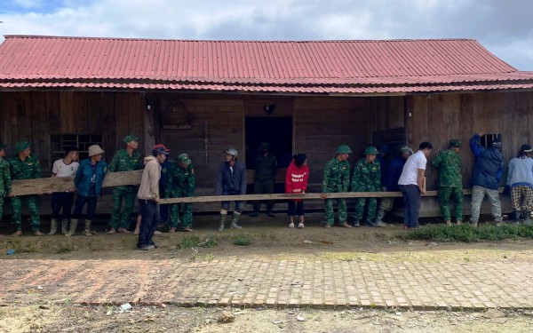 Đà Nẵng: Lính biên phòng hợp sức khiêng 6 nhà dân chuyển khỏi vùng sạt lở Đà Nẵng: Lính biên phòng hợp sức khiêng 6 nhà dân chuyển khỏi vùng sạt lở