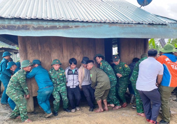 Đà Nẵng: Lính biên phòng hợp sức khiêng 6 nhà dân chuyển khỏi vùng sạt lở Đà Nẵng: Lính biên phòng hợp sức khiêng 6 nhà dân chuyển khỏi vùng sạt lở