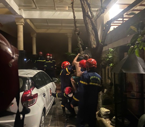 Đà Nẵng: Lính cứu hỏa tinh nhuệ cứu 5 người khỏi vụ cháy nhà trong đêm Đà Nẵng: Lính cứu hỏa tinh nhuệ cứu 5 người khỏi vụ cháy nhà trong đêm