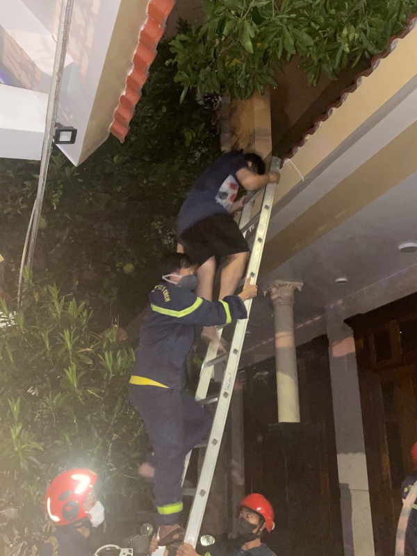Đà Nẵng: Lính cứu hỏa tinh nhuệ cứu 5 người khỏi vụ cháy nhà trong đêm Đà Nẵng: Lính cứu hỏa tinh nhuệ cứu 5 người khỏi vụ cháy nhà trong đêm