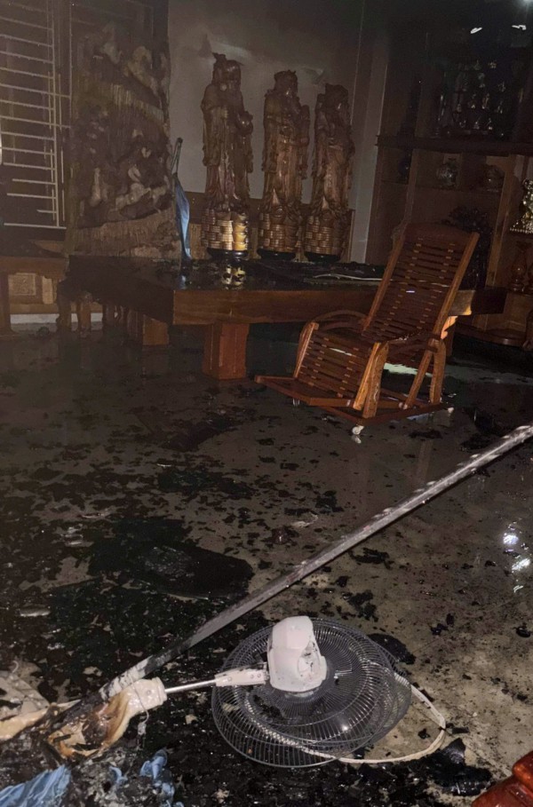 Đà Nẵng: Lính cứu hỏa tinh nhuệ cứu 5 người khỏi vụ cháy nhà trong đêm Đà Nẵng: Lính cứu hỏa tinh nhuệ cứu 5 người khỏi vụ cháy nhà trong đêm