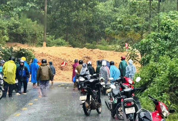 Đà Nẵng: Một phần ngọn núi sạt lở, đất đá chảy như 'thác' qua QL40B Đà Nẵng: Một phần ngọn núi sạt lở, đất đá chảy như 'thác' qua QL40B