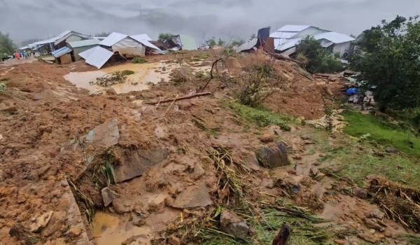 Đà Nẵng: Mưa lớn gây sạt lở, vùi lấp 6 nhà dân Đà Nẵng: Mưa lớn gây sạt lở, vùi lấp 6 nhà dân