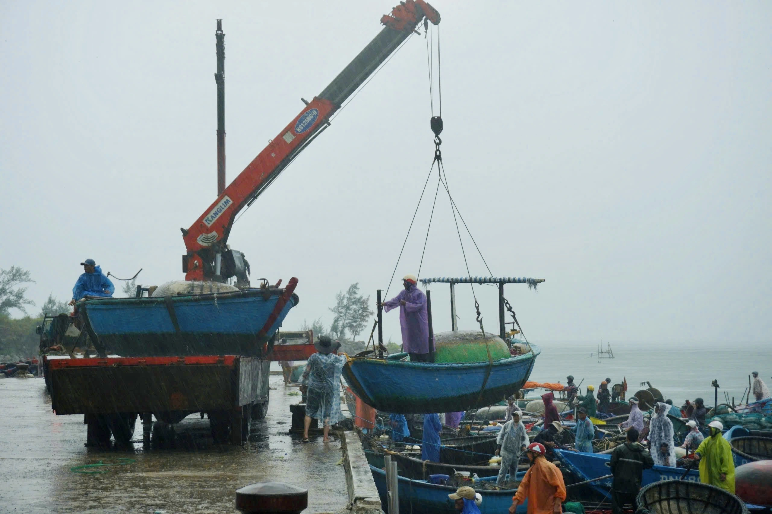 Đà Nẵng: Ngư dân tất tả thuê xe cẩu tàu thuyền lên bờ tránh bão số 4