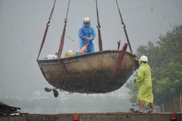 Đà Nẵng: Ngư dân tất tả thuê xe cẩu tàu thuyền lên bờ tránh bão số 4