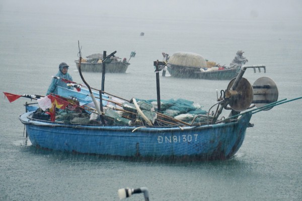 Đà Nẵng: Ngư dân tất tả thuê xe cẩu tàu thuyền lên bờ tránh bão số 4