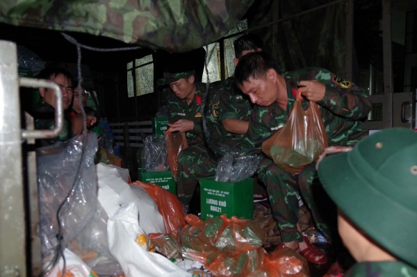 Đà Nẵng: Người dân cầu cứu trong đêm, bộ đội hành quân khẩn cấp Đà Nẵng: Người dân cầu cứu trong đêm, bộ đội hành quân khẩn cấp