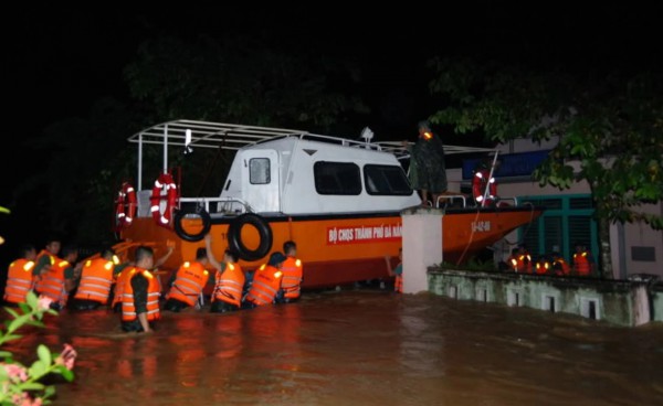 Đà Nẵng: Người dân cầu cứu trong đêm, bộ đội hành quân khẩn cấp Đà Nẵng: Người dân cầu cứu trong đêm, bộ đội hành quân khẩn cấp