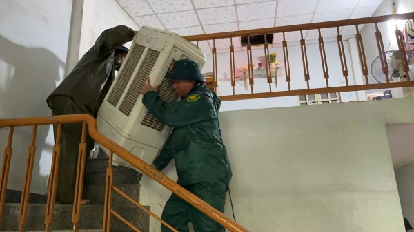 Đà Nẵng: Người dân 'rốn lũ' Mẹ Suốt lo lắng rời nhà, mong mưa lũ bão số 12 nhẹ qua