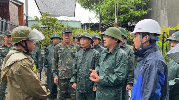 Đà Nẵng: Người dân 'rốn lũ' Mẹ Suốt lo lắng rời nhà, mong mưa lũ bão số 12 nhẹ qua