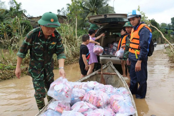 Đà Nẵng: Nước rút đến đâu, bộ đội có mặt giúp dân dọn dẹp sau lũ đến đó Đà Nẵng: Nước rút đến đâu, bộ đội có mặt giúp dân dọn dẹp sau lũ đến đó
