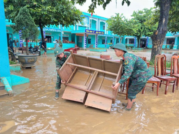 Đà Nẵng: Nước rút đến đâu, bộ đội có mặt giúp dân dọn dẹp sau lũ đến đó Đà Nẵng: Nước rút đến đâu, bộ đội có mặt giúp dân dọn dẹp sau lũ đến đó
