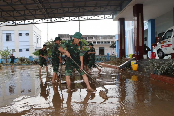 Đà Nẵng: Nước rút đến đâu, bộ đội có mặt giúp dân dọn dẹp sau lũ đến đó Đà Nẵng: Nước rút đến đâu, bộ đội có mặt giúp dân dọn dẹp sau lũ đến đó
