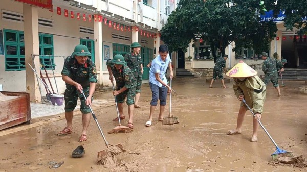 Đà Nẵng: Nước rút đến đâu, bộ đội có mặt giúp dân dọn dẹp sau lũ đến đó Đà Nẵng: Nước rút đến đâu, bộ đội có mặt giúp dân dọn dẹp sau lũ đến đó