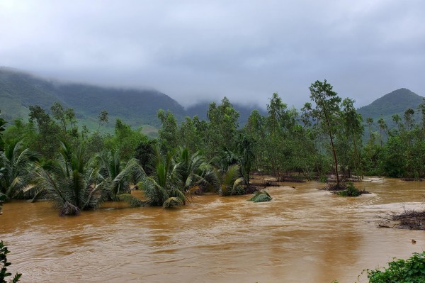 Đà Nẵng: Nước sông Cu Đê dâng cao, xã miền núi Hòa Bắc bị chia cắt