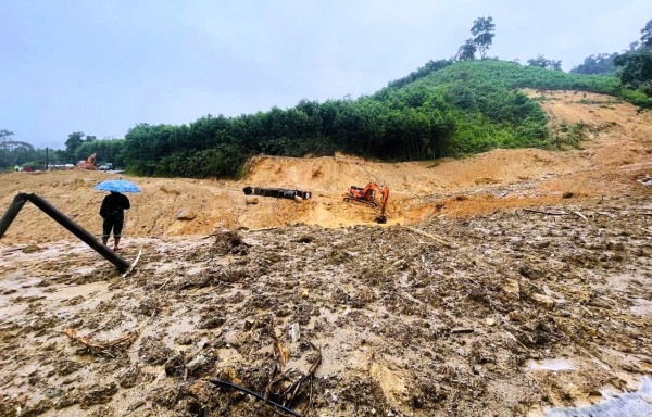 Đà Nẵng: Nước sông dâng trở lại do mưa lớn cùng với loạt thủy điện xả lũ Đà Nẵng: Nước sông dâng trở lại do mưa lớn cùng với loạt thủy điện xả lũ