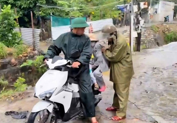 Đà Nẵng: Sạt lở tiếp diễn phức tạp, xã Hùng Sơn sơ tán hàng chục hộ dân