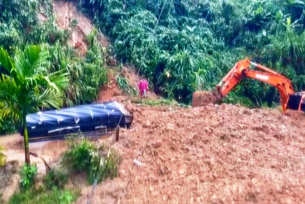 Đà Nẵng: Sạt lở vùi lấp xe tải, tài xế thoát chết trong gang tấc Đà Nẵng: Sạt lở vùi lấp xe tải, tài xế thoát chết trong gang tấc