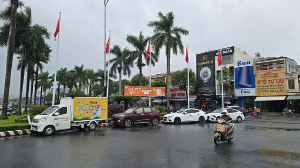 Đà Nẵng: Tài xế 'xí chỗ' đưa xe lên cầu tránh ngập, tiềm ẩn nguy cơ tai nạn Đà Nẵng: Tài xế 'xí chỗ' đưa xe lên cầu tránh ngập, tiềm ẩn nguy cơ tai nạn