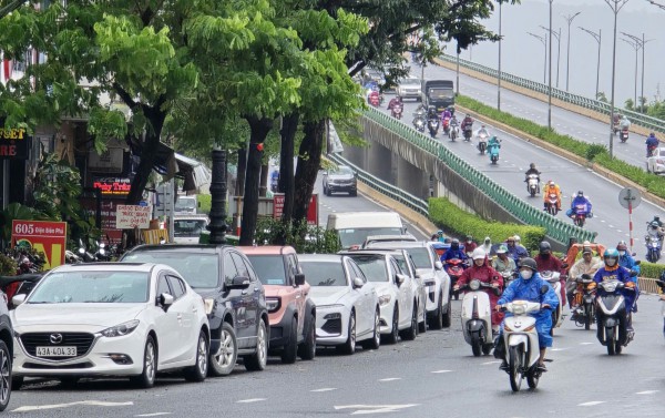 Đà Nẵng: Tài xế 'xí chỗ' đưa xe lên cầu tránh ngập, tiềm ẩn nguy cơ tai nạn Đà Nẵng: Tài xế 'xí chỗ' đưa xe lên cầu tránh ngập, tiềm ẩn nguy cơ tai nạn