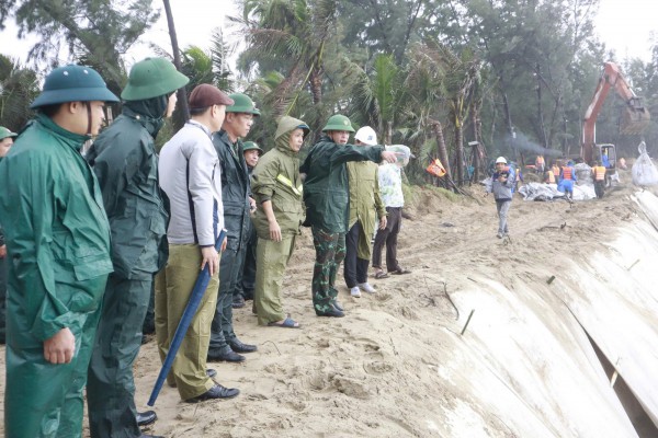 Đà Nẵng: Trắng đêm khắc phục sạt lở bờ biển Hội An Đà Nẵng: Trắng đêm khắc phục sạt lở bờ biển Hội An