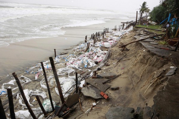 Đà Nẵng: Trắng đêm khắc phục sạt lở bờ biển Hội An Đà Nẵng: Trắng đêm khắc phục sạt lở bờ biển Hội An