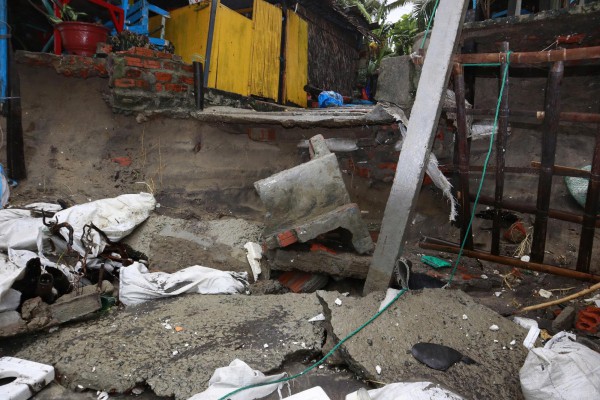 Đà Nẵng: Trắng đêm khắc phục sạt lở bờ biển Hội An Đà Nẵng: Trắng đêm khắc phục sạt lở bờ biển Hội An