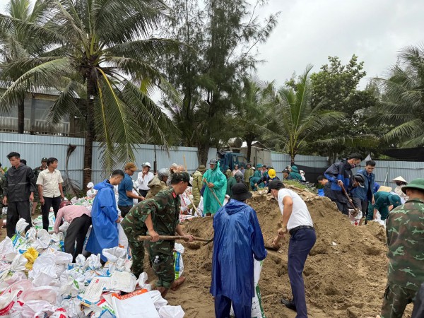 Đà Nẵng: Trắng đêm khắc phục sạt lở bờ biển Hội An Đà Nẵng: Trắng đêm khắc phục sạt lở bờ biển Hội An
