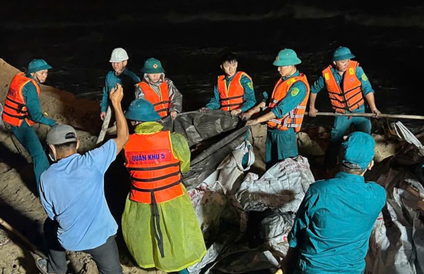 Đà Nẵng: Trắng đêm khắc phục sạt lở bờ biển Hội An Đà Nẵng: Trắng đêm khắc phục sạt lở bờ biển Hội An