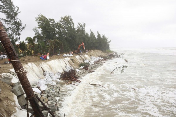 Đà Nẵng: Trắng đêm khắc phục sạt lở bờ biển Hội An Đà Nẵng: Trắng đêm khắc phục sạt lở bờ biển Hội An