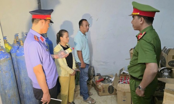 Đà Nẵng: Triệt phá cơ sở sản xuất giấm giả bằng axit quy mô lớn Đà Nẵng: Triệt phá cơ sở sản xuất giấm giả bằng axit quy mô lớn