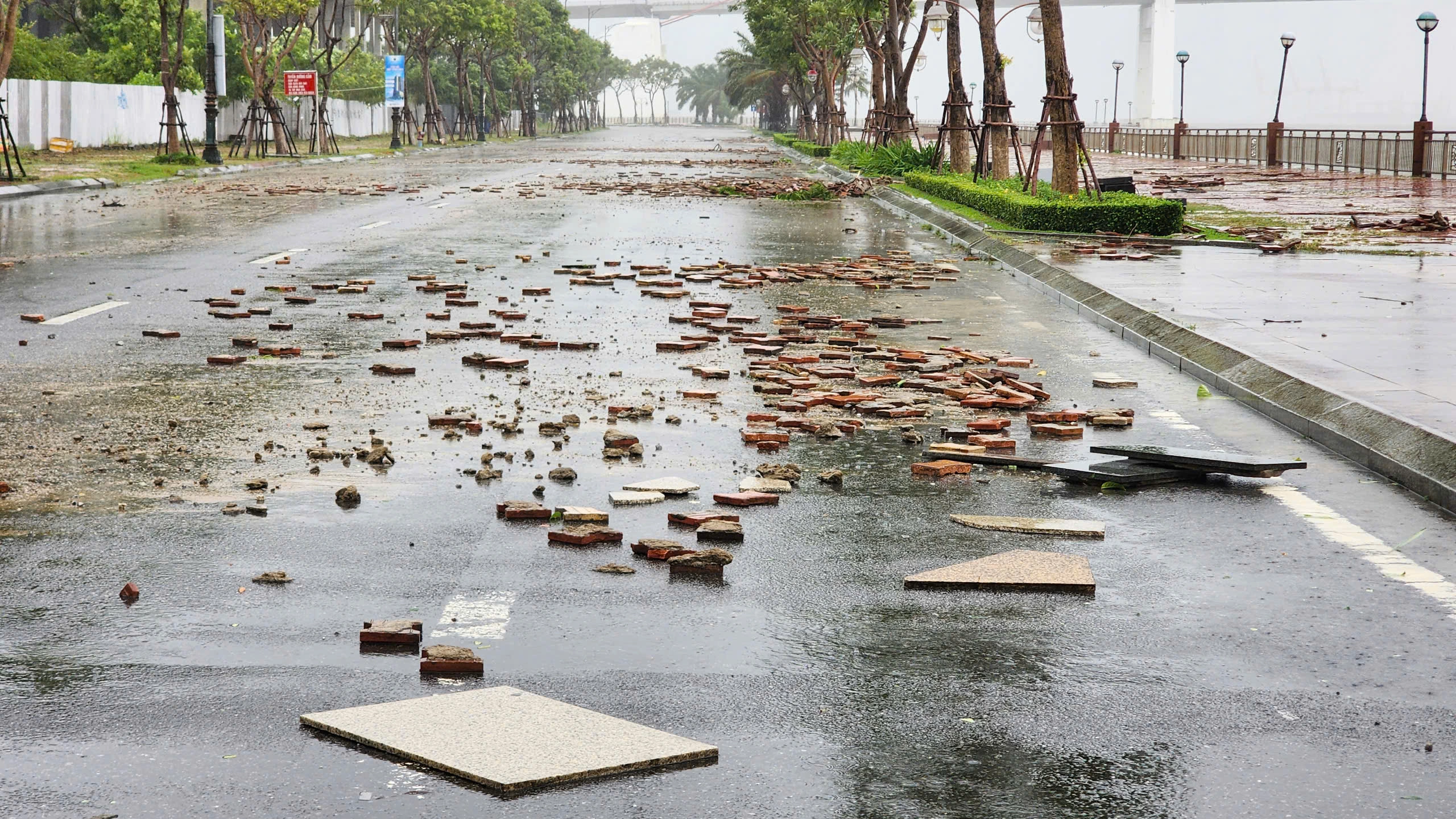 Đà Nẵng: Vì sao vỉa hè sông Hàn thường xuyên bị sóng phá tan từng mảng?