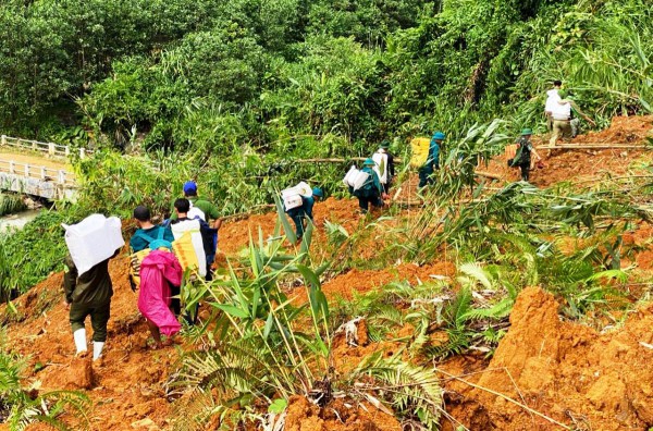 Đà Nẵng: Vượt hàng chục điểm sạt lở, gùi hàng tiếp tế người dân bị cô lập
