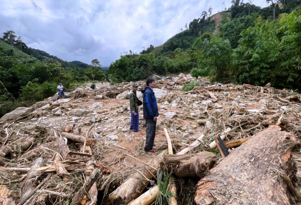 Đà Nẵng: Vượt hàng chục điểm sạt lở, gùi hàng tiếp tế người dân bị cô lập